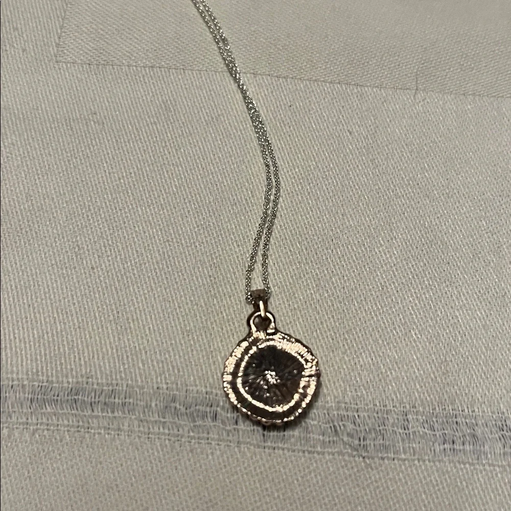 Elegant Silver Pendant Necklace - Picture 4 of 6